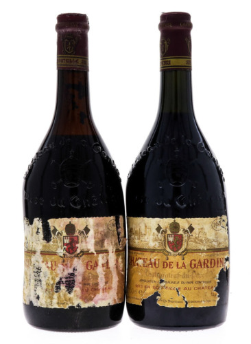 Lote 2012 - CHÂTEAU DE LA GARDINE 1988 - 2 garrafas de Vinho Tinto Francês, Château de la Gardine 1988, Appellation Chateauneuf du Pape Controlée, França, (750ml – 13,5% vol.). Nota: conjunto com um preço médio de venda de € 191,76. Rótulos danificados. C