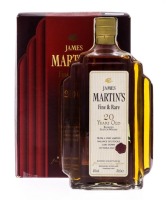 Lote 2018 - WHISKY JAMES MARTIN'S 20 ANOS - Garrafa de Whisky, Fine & Rare, Blended Scotch Whisky, Escócia (700ml - 43%vol). Nota: garrafa idêntica (em caixa de madeira) à venda por € 418,20. Em caixa de cartão original. Consultar valor indicativo em http