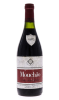 Lote 2021 - MOUCHÃO 1987 - Garrafa de Vinho Tinto, 1987, Ann W. Reynolds & Emily E. Richardson, Casa Branca, Sousel, (750ml - 13,5%vol.). Nota: garrafa idêntica (de 1988) á venda por € 89. Consultar valor indicativo em https://www.garrafeiranacional.com/1