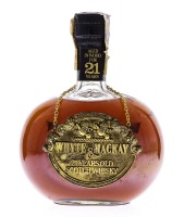 Lote 2022 - WHISKY WHITE & MACKAY 21 ANOS - Garrafa de Whisky, 21 Years Old Scotch Whisky, White & Mackay Distillers, Escócia, (750ml - 43%vol.). Nota: garrafa idêntica à venda por € 356,48. Consultar valor indicativo em https://www.masterofmalt.com/whisk