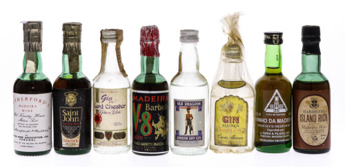 Lote 2153 - GARRAFAS MINIATURA - Conjunto de 8 garrafas/miniaturas de diversas bebidas sendo 5 de Vinho da Madeira e 3 de Gin de diversas marcas. Nota: diversas capacidades. Podem apresentar perdas ou rótulos algo danificados, conforme fotos