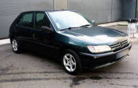 Lote 4002 - PEUGEOT 306 XRD 1.9 - Veículo ligeiro, cor verde metalizado, ano de 1995 a diesel, com 268.715 kms., de cinco lugares, com jantes especiais, vidros da frente elétricos, direção assistida, fecho central, teto de abrir, caixa manual, regulador d