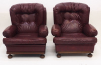 Lote 4011 - POLTRONAS CHESTERFIELD, SÉC. XIX - par de poltronas Chesterfield do século XIX estofados em pele de cor bordeaux, encosto com decoração capitoné e cochim amovível. Dimensão: 90x82x94 cm. Bom estado geral