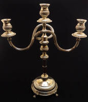 Lote 4012 - CANDELABRO EM PRATA PORTUGUESA, SÉC. XIX-XX - candelabro de três lumes em prata repuxada 833, de finais do século XIX, início do XX. Peso total: 836 g. Dim: 36x30x14,5ø cm. Peça com corpo com gomados e com estriados, pés com motivos vegetalist