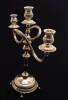 Lote 4012 - CANDELABRO EM PRATA PORTUGUESA, SÉC. XIX-XX - candelabro de três lumes em prata repuxada 833, de finais do século XIX, início do XX. Peso total: 836 g. Dim: 36x30x14,5ø cm. Peça com corpo com gomados e com estriados, pés com motivos vegetalist - 2