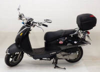 Lote 4018 - SCOOTER SYM - modelo Allo125, de cor preta, com 5.176 km, a gasolina, de 2011, 125 cilindrada, com mala. À venda por € 1.350. Falhas, pneu traseiro com empeno, estrutura com faltas, autocolantes não originais. Nota: https://www.standvirtual.co