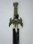 Lote 1 - Espada com punho de metal fundido com lamina de aço e bainha de couro, com 90cm