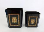 Lote 4 - Conjunto de 2 cestos de papel. de escritório, de baquelite, com decoração de cornucópias e bordo dourado, com 20x19x14 cm e 25x22x16 cm