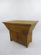 Lote 7 - Pequeno móvel de madeira rústico, banco com abertura superior de batente com espátula de madeira e pequeno armário, com 31,5x43x29 cm, como novo