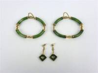 Lote 21 - Lote de 4 peças, composto por 2 pulseiras de jade e metal amarelo, com 6 cm de diâmetro e par de brincos com 4 cm de comprimento, usado