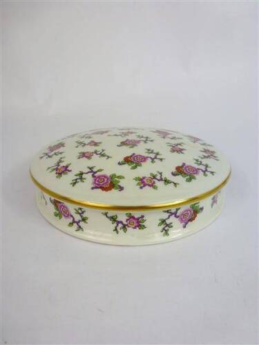 Lote 30 - Lote de caixa com tampa, em porcelana de Limoges, decoração floral policromada e filete dourado na tampa, com 4x18 cm