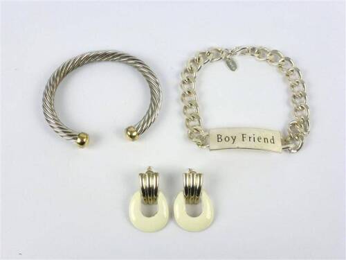 Lote 32 - Lote de 4 peças, composto por escrava de metal prateado e dourado com 6 cm de diâmetro, par de brincos de metal prateado e esmaltados, com 3 cm de comprimento e pulseira de prateado com chapa e inscrição "Boy Friend", com 7 cm de diâmetro, usado