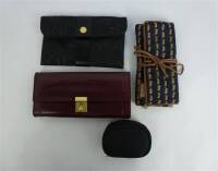 Lote 39 - Lote composto por porta jóias em pele bordeaux, com chave, com 10x22, bolsa preta marca Guinot, com 12x20 cm, porta jóias em tecido decorado com elefantes da Jim Thompson e pequena bolsa oval preta, com 10x7 cm