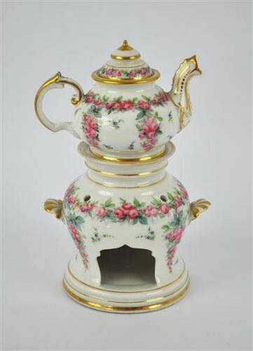 Lote 46 - Lote de bule com base para lamparina, em porcelana, com motivos florais e dourados, com 25 cm de altura Nota: apresenta pequenas falhas