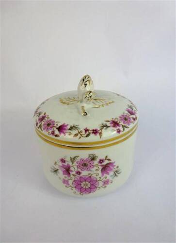 Lote 52 - Lote de caixa com tampa em porcelana Aveiro, decoração floral e filete dourado, com 16x15 cm