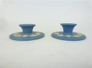 Lote 56 - Par de castiçais em porcelana inglesa Wedgwood, em tom azul com decoração clássica a branco, base com 9 cm de diâmetro