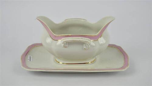 Lote 57 - Lote de molheira de porcelana, com carimbo na base "Porcelanas & Cristais João Cardoso, Lisboa", bordo cor de rosa com filetes dourados, com 12x23 cm, Nota: apresenta algum desgaste no dourado