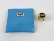 Lote 98 - Lote de anel Dolce & Gabbana em metal dourado e esmalte preto com inicias "D&G", tamanho13 em bolsa própria, usado