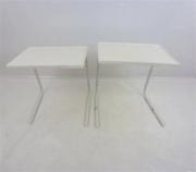 Lote 99 - Par de mesas de apoio em tubo branco com tampo branco em plástico, desmontáveis, com cerca de 53x52x45 cm