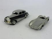 Lote 108 - Lote de 2 miniaturas Anos 50 à escala 1:43, Rolls Royce Dinky Toys e Mercedes F1 Mercury, para coleccionador, usado