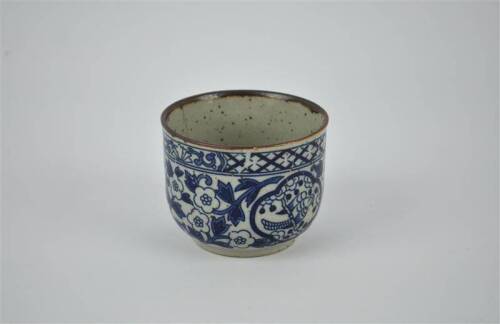 Lote 112 - Lote composto por taça em porcelana Companhía das Indias, Dinastia Ming séc. XVI, com 6x8 cm Nota: peça colada