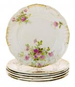 Lote 184 - SACAVÉM, CONJUNTO PRATOS EM FAIANÇA - Composto por 6 pratos rasos com marca incisa na pasta (1886-1902), decoração floral em rosa e verde e ornamentos dourados, aba relevada com motivos vegetalistas e bordo recortado. Dim: 21,5 cm (diâmetro). Nota: sinais de uso, craquelé e desgastes