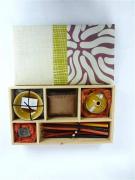 Lote 127 - Caixa de madeira com tampa revestida a tecido, com set de ambiente com velas e bases, com 6x30x18 cm
