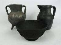 Lote 11 - Lote de 3 peças em barro preto, jarro com 19 cm de altura, taça com 8,5x17 cm e pote com 3 pés com 20 cm de altura Nota: taça com pequena falha no bordo