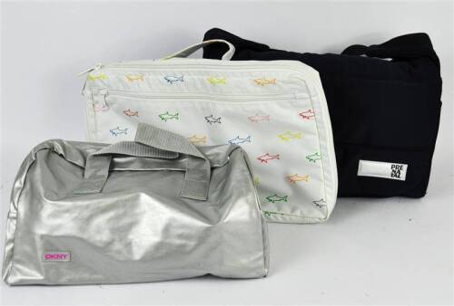 Lote 220 - Lote composto por saco fraldário da PréNatal, como novo, com 30x40x15 cm, saco da marca Paul & Shark, branco com tubarões com 30x45x5 cm e saco de mão em prateado da marca DKNY