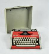 Lote 240 - Lote de máquina de escrever OLYMPIA modelo Traveller de Luxe, teclado HCESAR Nota: usado