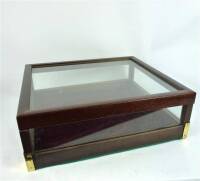 Lote 242 - Caixa vitrine de mesa em madeira com cantos de latão e vidro, interior forrado a veludo, com 14x39x42 cm, Nota: usado