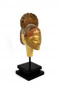Lote 16 - ESTATUETA - Estatueta em madeira com rosto de figura Egípcia dourado, sobre base preta. Dimensão: aproximadamente 32 cm de altura. Imagem ilustrativa. Sinais de uso.