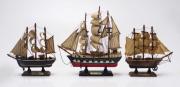 Lote 19 - CARAVELAS - três modelos de embarcação, "Belém", "Portsmouth" e "Berlin", em madeira, tecido e com alguns apontamento de metal. Dimensão: belém com 21x19 cm. Bom estado