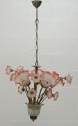 Lote 5 - CANDEEIRO DE TETO - em latão, de cinco lumes, ornamentado com flores e com abajtours em vidro moldado de cor branco e rosa. Dimensão: 100x55ø cm. Sinais de uso