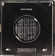 Lote 11 - KRAFTWERK (Radio-Activity) - Disco de vinil de 33 RPM. Encontra-se edição à venda por €25,00 (mais transporte). Nota: sinais de armazenamento e falhas na capa. Não testado. https://www.discogs.com/sell/item/596056879