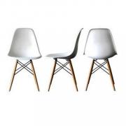 Lote 1 - Par de Cadeiras, reprodução de DSW Charles & Ray Eames design de 1950, assento em polipropileno Branco, base em madeira e aço, profundidade 55 cm, largura 46,5 cm altura do assento 42 cm e altura total de 82 cm, Novas. Cada cadeira destas original nova tem um PVP 272€ (ver em www.einrichten-design.de). Novas.