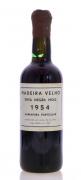 Lote 2997 - MADEIRA VELHO 1954 - Garrafa de Vinho da Madeira, Tinta Negra Mole, 1954, Garrafeira Particular, envelhecido em pipas de carvalho e engarrafado em 1989, (750ml). Nota: garrafa ada mesma casta e ano à venda por € 691 (£ 595). Consultar valor indicativo em https://www.vintagewineandport.co.uk/products/Madeira-1954
