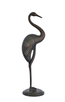 Lote 28 - ESCULTURA EM LATÃO PATINADO - Decoração relevada e cinzelada, representando figura de flamingo. Dim: 54 cm (altura). Nota: sinais de manuseamento