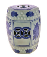 Lote 31 - BANCO DE JARDIM ORIENTAL - Decoração relevada de tonalidade azul, com motivos vegetalistas. Dim: 15x9,5 cm. Nota: sinais de manuseamento