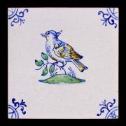 Lote 43 - AZULEJO - Decoração lisa e policromada pintada à mão, representando pássaro. Dim: 14,5 cm. Nota: sinais de manuseamento
