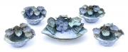 Lote 52 - BALLAS, TAÇAS DECORATIVAS - Conjunto composto por 5 taças em cerâmica. Decoração relevada de tonalidade azul e verde, com motivos vegetalistas. Dim: 23 cm. Nota: sinais de manuseamento