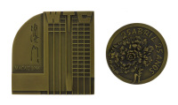 Lote 53 - CONJUNTO DE MEDALHAS EM BRONZE - Composto por 2 unidades alusivas a Macau e à comemoração do 25 de Abril. Dim: 8 cm (diâmetro da medalha de Macau). Nota: sinais de manuseamento