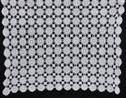 Lote 108 - CORTINADO EM RENDA DE CROCHET - Cortinado em renda de crochet feita à mão em linha fina, desenho de rosetas. Dim: 120x150 cm (aprox.). Nota: em bom estado