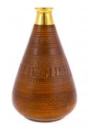 Lote 121 - JARRA EM CERÂMICA - Decoração relevada de tonalidade castanha e gargalo dourado, com motivos egípcios. Dim: 30x18,5 cm. Nota: sinais de manuseamento