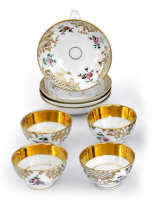 Lote 128 - CONJUNTO DE TAÇAS EM PORCELANA - Composto por 8 peças, sendo 4 taças e 4 pratos. Decoração policromada com motivos florais e apontamentos a dourado. Dim: 13 cm de diâmetro (pratos). Nota: sinais de uso e desgastes