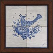 Lote 165 - PAINEL DE 4 AZULEJOS "PARDAIS AO NINHO" - Estrutura em madeira. Decoração lisa de tonalidade azul e branca, com motivos florais, representando pássaro no ninho. Assinada por Maria do Carmo. Dim: 37,5x37,5 cm. Nota: sinais de manuseamento