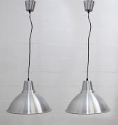 Lote 41 - IKEA, PAR DE CANDEEIROS DE TETO - em alumínio. Emite uma iluminação direcionada; ideal para iluminar mesas de refeição e bancadas tipo bar. Dimensão: 26x38ø cm. Bom estado