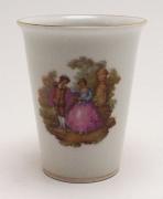 Lote 65 - ARTIBUS, FLOREIRA - em porcelana branca com cena galante estampilhada do artista rococó J. H. Fragonard e filete dourado no bordo. Marcada na base. Dimensão: 11 cm de altura. Bom estado, sinais de uso