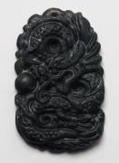 Lote 100 - MEDALHA DE JADE NATURAL VERDE - Medalha oriental para pendente em jade verde escuro esculpida com dragão, proveniente do Tibete. Peso: 91,5 ct e 18,1 gr. Dim: 5x3,3 cm. Com um furo para pendente. Nunca usada. Nota: representa sorte, prosperidade e proteção