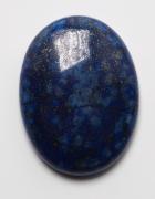 Lote 118 - LAPIS LAZULI NATURAL - de forma oval em cabochão, proveniente do Afeganistão. Peso: 103 ct, 20,6 gr. Dimensão: 4x3 cm. Bom estado